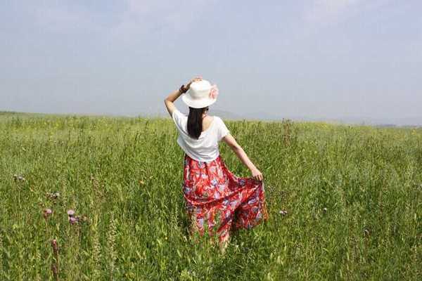 Photoshop调出为梦幻的粉色晨雾草原人物图片